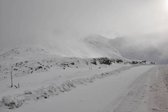 Muita neve no Atigun Pass, ponto mais alto da Dalton Highway, com 1450 metros, na Brooks range, no norte do Alaska
